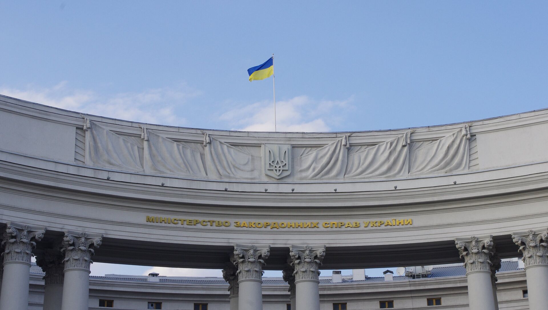 Государственный флаг на здании министерства иностранных дел Украины в Киеве. - РИА Новости, 1920, 25.02.2021