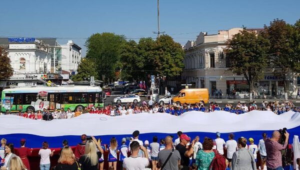 Огромный флаг развернули в центре Симферополя