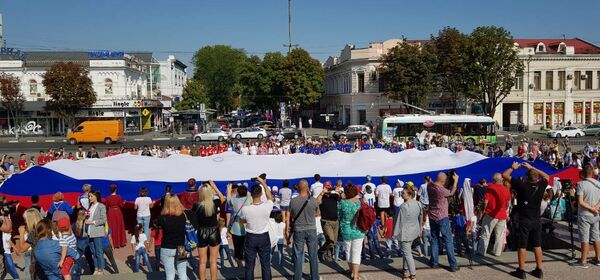 Огромный флаг развернули в центре Симферополя Огромный флаг развернули в центре Симферополя
