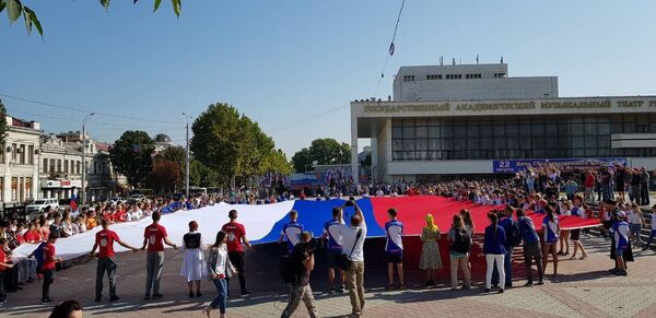 Огромный флаг развернули в центре Симферополя Огромный флаг развернули в центре Симферополя