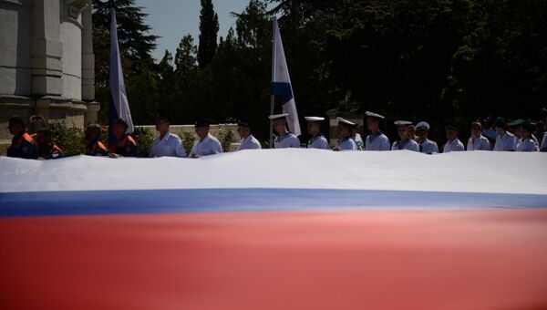 В Севастополе развернули 50-метровый флаг России