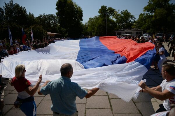 В Севастополе развернули 50-метровый флаг России В Севастополе развернули 50-метровый флаг России