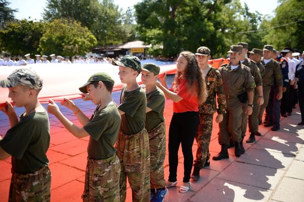 В Севастополе развернули 50-метровый флаг России В Севастополе развернули 50-метровый флаг России