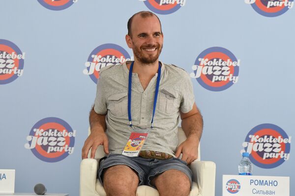 Французский контрабасист Сильван Романо на пресс-конференции в рамках Koktebel Jazz Party-2018 Французский контрабасист Сильван Романо на пресс-конференции в рамках Koktebel Jazz Party-2018