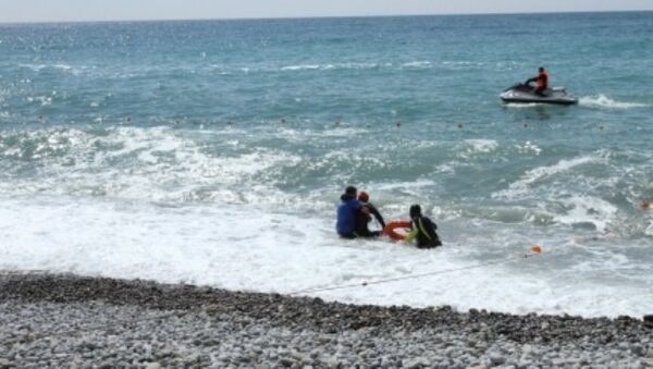 В селе Песчаное Бахчисарайского района спасатели оказали помощь 18-летнему юноше, который не мог самостоятельно доплыть до берега