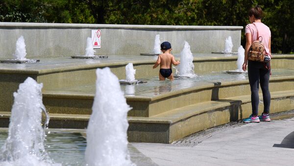 Ребенок купается в фонтане в Симферополе