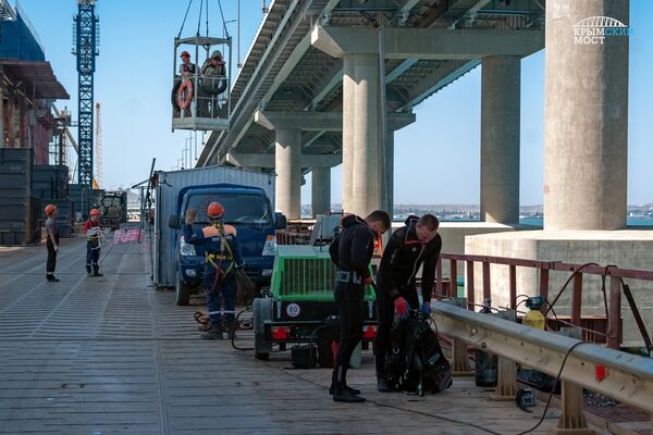 Демонтаж вспомогательных конструкций Крымского моста Демонтаж вспомогательных конструкций Крымского моста