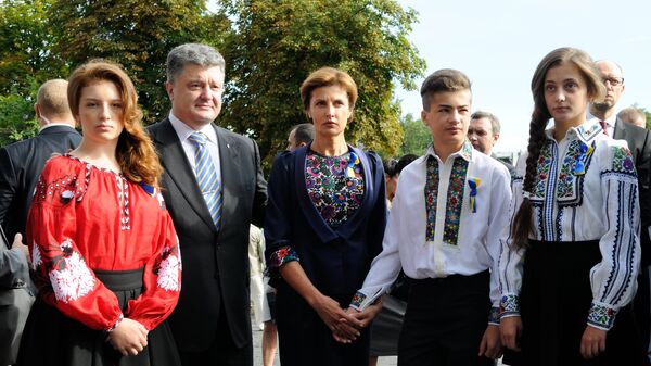 Президент Украины Петр Порошенко с семьей во время празднования Дня Независимости в Киеве. Слева - дочь Евгения. Справа налево - дочь Александра, сын Михаил и супруга Марина.