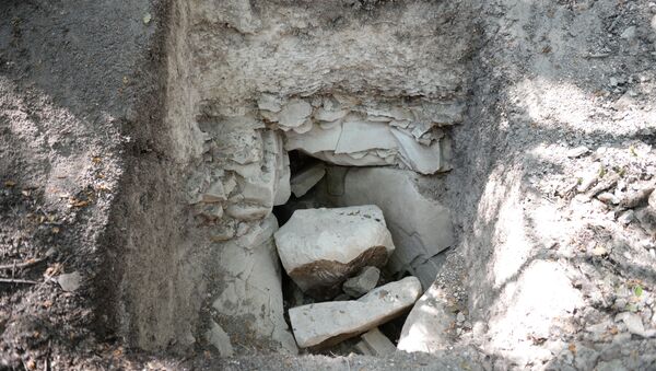 Саркофаг в районе одного из обнаруженных раннесредневековых могильников на Федюхиных высотах