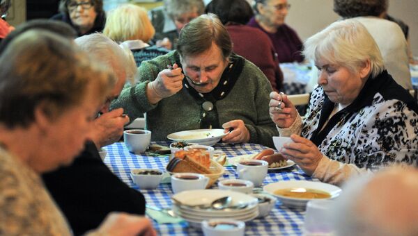 Пенсионеры во время приема пищи. Архивное фото