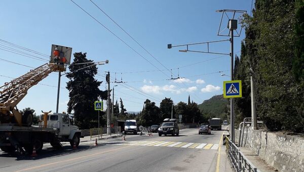 Сотрудники Крымавтодора во время работы по обеспечению безопасности дорожного движения на участках дорог возле школ