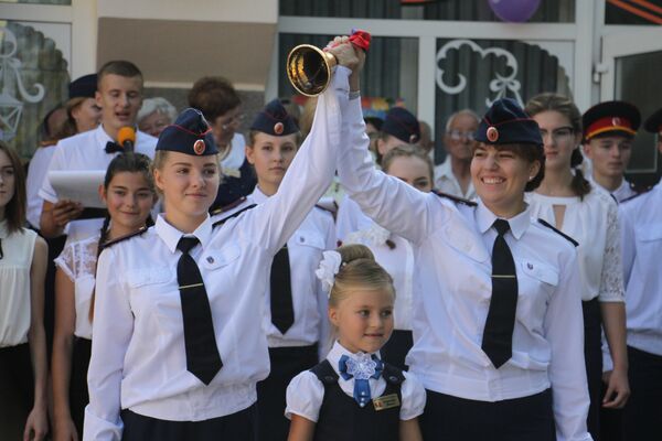 День знаний в средней школе №22 в Севастополе, где создан кадетский класс Следственного комитета