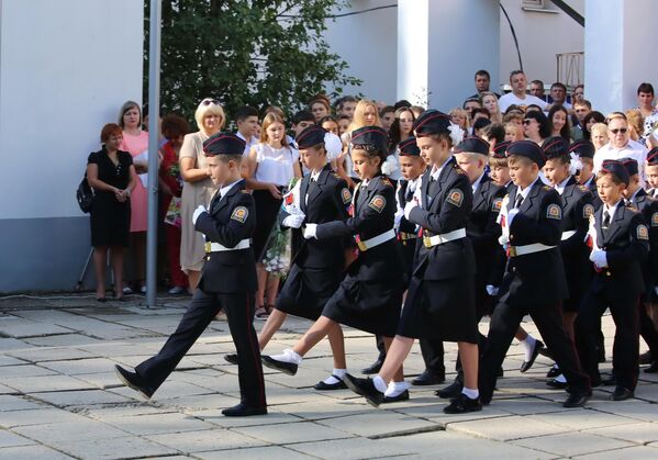День знаний в средней школе №28 в Симферополе, где создан кадетский класс МВД по РК