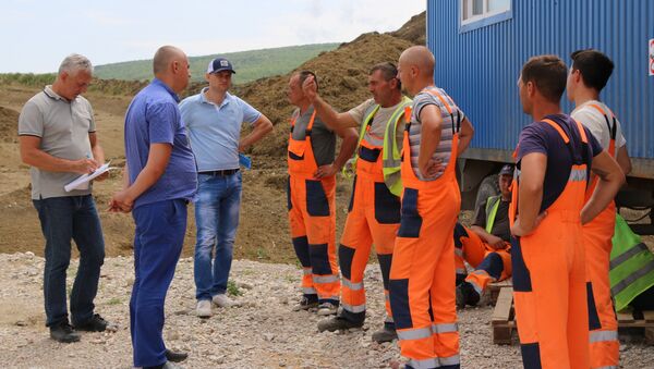 Сотрудники ФНС проводят проверку организаций, занимающихся строительством автотрассы Таврида