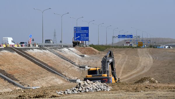 Строительство автоподходов к Крымскому мосту со стороны Керчи. Архивное фото
