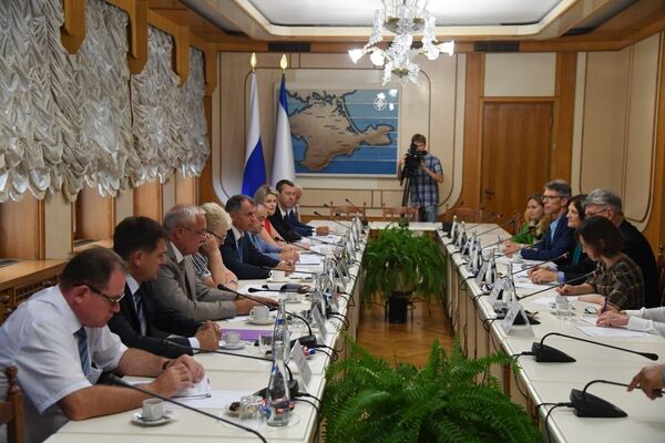 Встреча председателя Госсовета РК Владимира Константинова с делегацией общественников США, 06.09.2018 г. Встреча председателя Госсовета РК Владимира Константинова с делегацией общественников США, 06.09.2018 г.