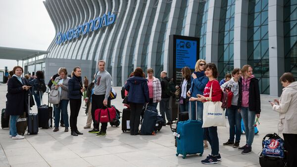 Пассажиры у здания нового терминала Крымская волна международного аэропорта Симферополь