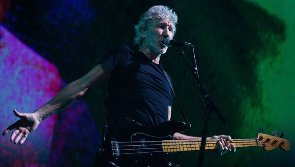 Музыкант, основатель группы Pink Floyd Роджер Уотерс во время концерта в рамках своего турне Us + Them в СК Олимпийский в Москве