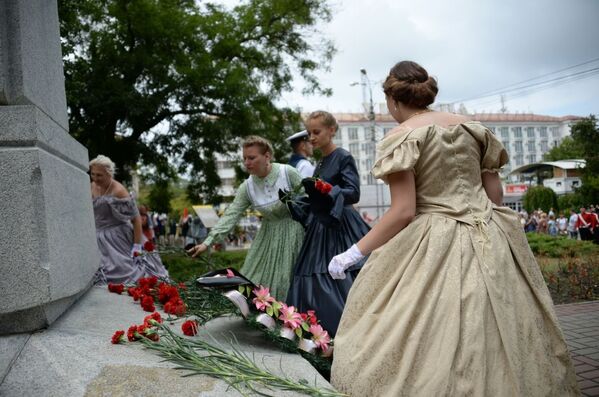 Участники военно-исторического фестиваля Русская Троя возлагают цветы к памятникам в Севастополе