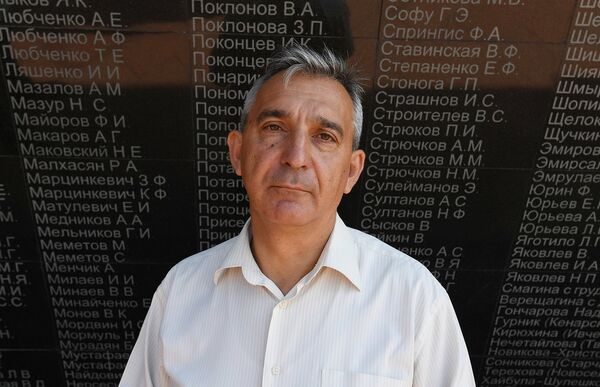 Директор мемориала Концлагерь Красный Сергей Жученко на фоне стены скорби мемориального комплекса жертвам фашистской оккупации Крыма 1941-1944 годов Концлагерь Красный Директор мемориала Концлагерь Красный Сергей Жученко на фоне стены скорби мемориального комплекса жертвам фашистской оккупации Крыма 1941-1944 годов Концлагерь Красный
