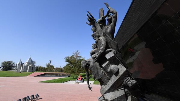 Скульптурная композиция на территории мемориала Концлагерь Красный