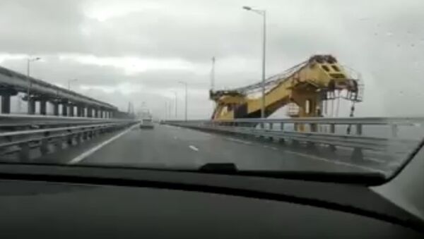 Видео с места столкновения плавкрана с мостом с с регистратора авто