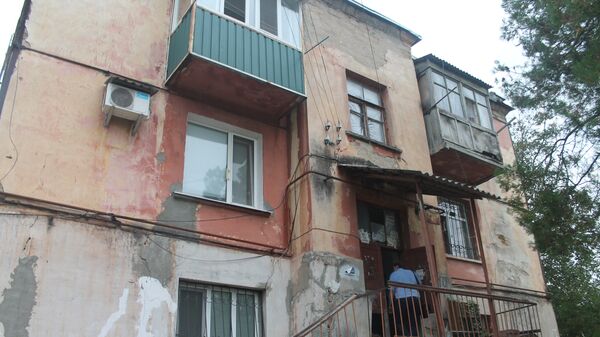 Жилой дом, признанный аварийным, на улице Лескова, 58 в Симферополе