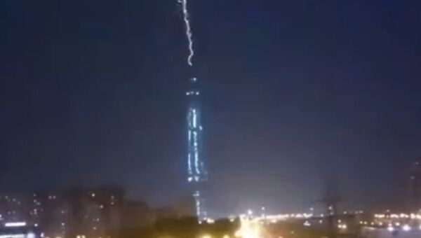 Молния попала в небоскреб Лахта Центр в Санкт-Петербурге