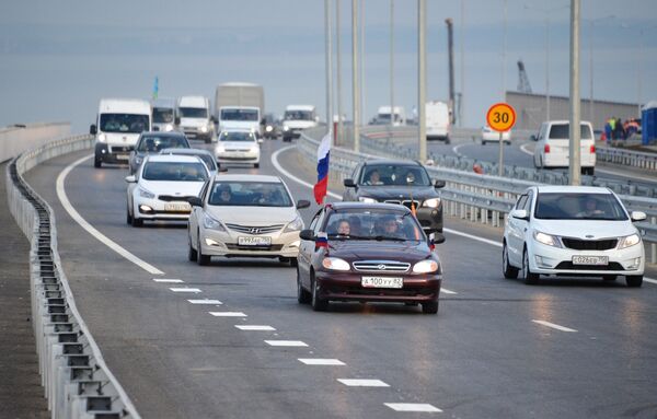 Автомобильное движение по автодорожной части Крымского моста. 16 мая 2018 Автомобильное движение по автодорожной части Крымского моста. 16 мая 2018