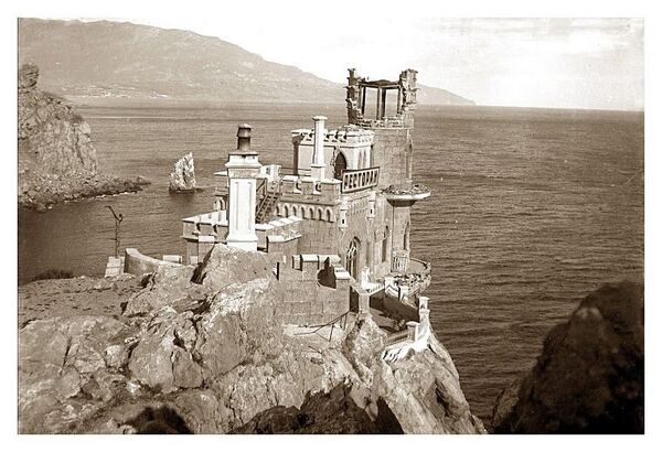 Ласточкино гнездо после землетрясения в сентябре 1927 года в Крыму Ласточкино гнездо после землетрясения в сентябре 1927 года в Крыму