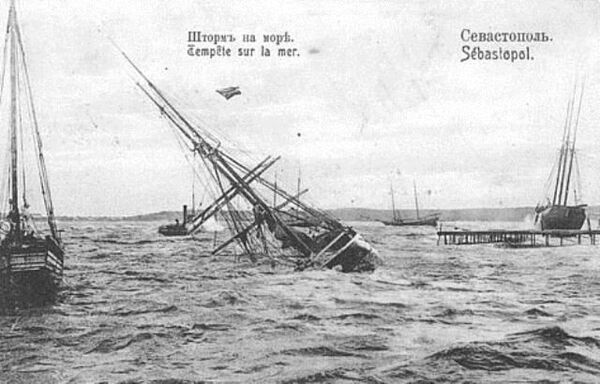 Шторм в море у берегов Севастополя Шторм в море у берегов Севастополя