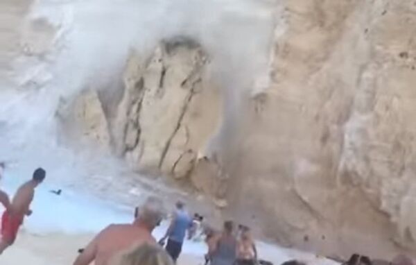 В Греции на популярном туристическом пляже рухнула часть скалы
