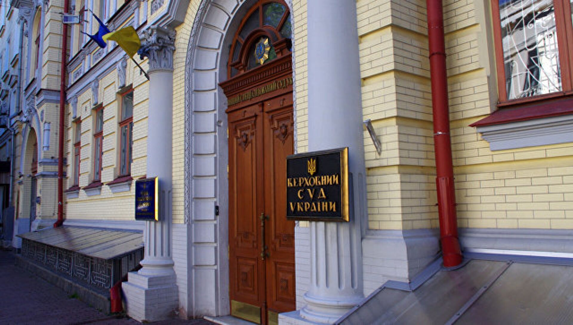 Вход в здание Верховного суда Украины в Киеве. Архивное фото - РИА Новости, 1920, 28.10.2019