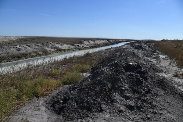 Сброс воды в кислотонакопитель рядом с заводом Крымский титан в Армянске Сброс воды в кислотонакопитель рядом с заводом Крымский титан в Армянске