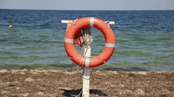 Спасательный круг на пляже в Крыму