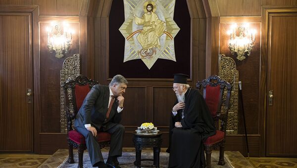 Президент Украины Петр Порошенко во время встречи с Патриархом Варфоломеем I. Архивное фото