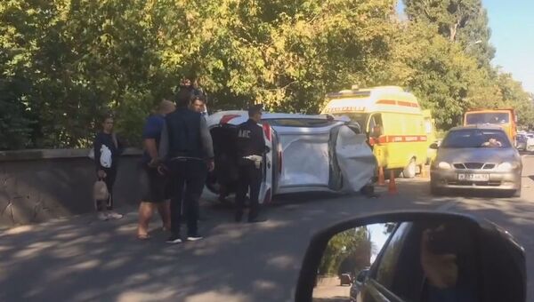 Авария с участием легкового автомобиля KIA на улице Беспалова в Симферополе