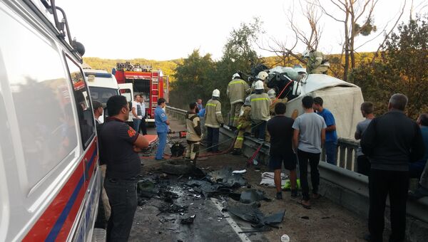 Спасатели работают на месте столкновения двух грузовиков на трассе Симферополь-Керчь