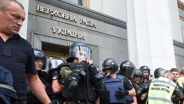 Полиция у входа в Верховную раду в Киеве. Архивное фото