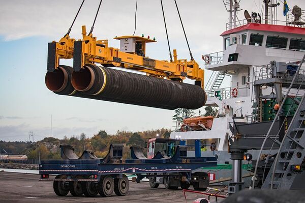 Погрузка труб для строительства газопровода Северный поток — 2 в порту Мукран, Германия Погрузка труб для строительства газопровода Северный поток — 2 в порту Мукран, Германия