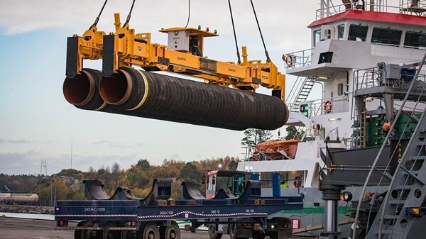 Погрузка труб для строительства газопровода Северный поток — 2 в порту Мукран, Германия