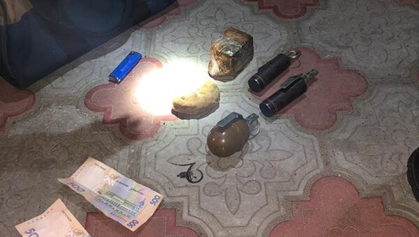 Взрывчатые вещества, самодельные взрывные устройства и гранаты, найденные у военного в Херсонской области