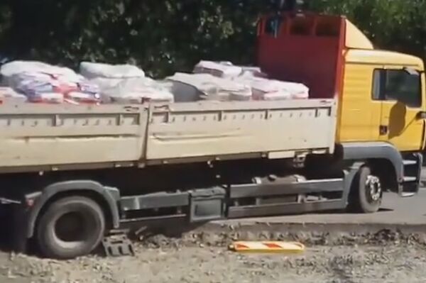 На улице Севастопольская в Симферополе фура застряла в яме На улице Севастопольская в Симферополе фура застряла в яме