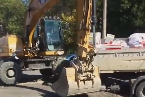 На улице Севастопольская в Симферополе фура застряла в яме На улице Севастопольская в Симферополе фура застряла в яме