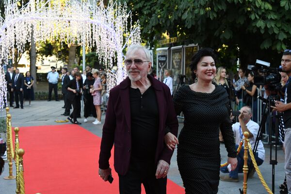 Президент кинофестиваля Евразийский мост Виктор Мережко и министр культуры Крыма Арина Новосельская на красной дорожке на церемонии открытия III международного кинофестиваля Евразийский мост в Ялте Президент кинофестиваля Евразийский мост Виктор Мережко и министр культуры Крыма Арина Новосельская на красной дорожке на церемонии открытия III международного кинофестиваля Евразийский мост в Ялте