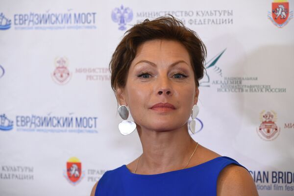 Заслуженная артистка России Алена Бабенко на церемонии открытия III международного кинофестиваля Евразийский мост в Ялте Заслуженная артистка России Алена Бабенко на церемонии открытия III международного кинофестиваля Евразийский мост в Ялте