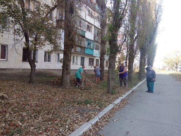 Субботник на одной из улиц Армянска Субботник на одной из улиц Армянска