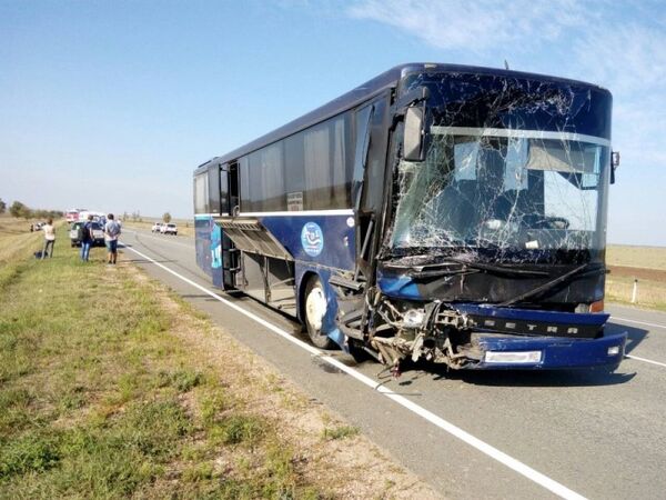 В Крыму столкнулись рейсовый автобус и ВАЗ: пять человек погибли В Крыму столкнулись рейсовый автобус и ВАЗ: пять человек погибли
