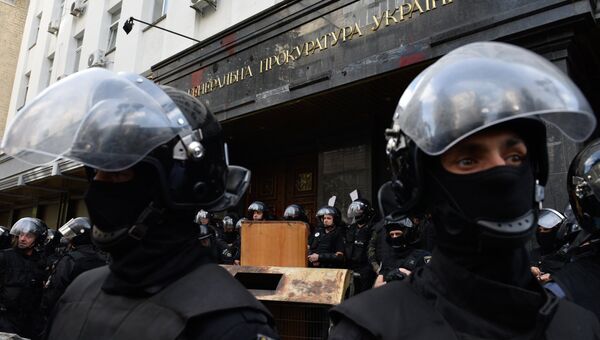 Сотрудники полиции у здания генеральной прокуратуры Украины. Архивное фото