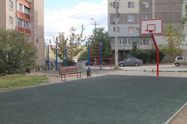 Новое баскетбольное поле во дворе по ул. Балаклавская в Симферополе Новое баскетбольное поле во дворе по ул. Балаклавская в Симферополе